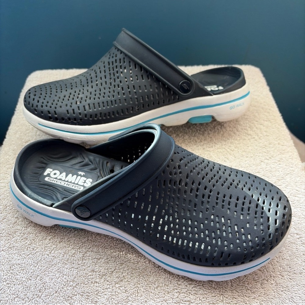 *sold* Skechers Navy Blue Foamies Perforated Clogs women’s Sz7 waterproof
